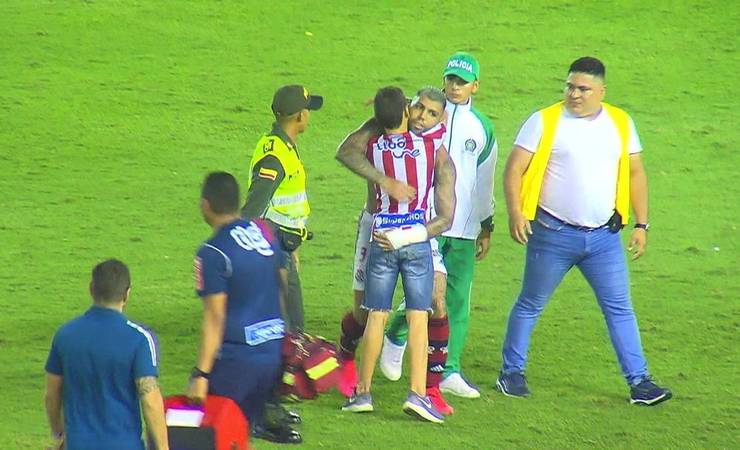 Em jogo do Flamengo na Colômbia, Gabigol vive cenas de idolatria com rivais: "Honrado e feliz"