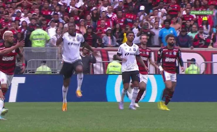 Jô xinga após erro de árbitro e é expulso em Flamengo x Ceará