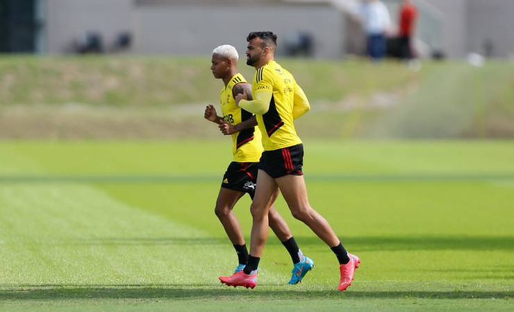 Fabrício Bruno e Matheus França testam negativo e se juntam à delegação do Flamengo em São Paulo