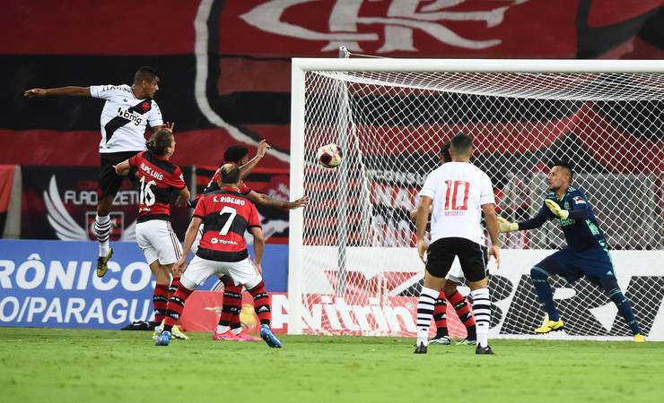 Atuações do Flamengo: Bruno Viana vai mal, e Everton Ribeiro não supre ausência de Arrascaeta