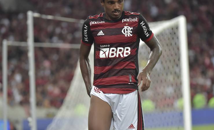 Exame aponta lesão na parte posterior da coxa, e Vitinho desfalca Flamengo na finalíssima