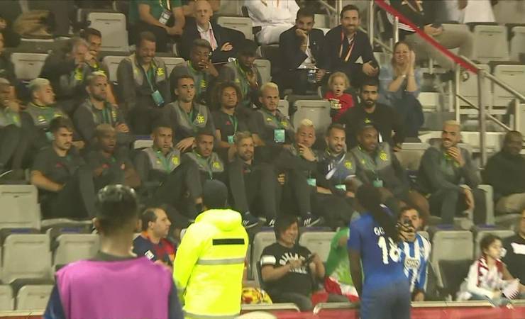 Gomis comemora gol contra o Espérance em frente ao elenco do Flamengo e manda mensagem a Jesus: "Um pai para mim"
