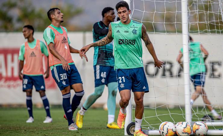 Pedro se aproxima de retorno ao Flamengo, que mantém precaução em avaliação diária com Rodrigo Caio