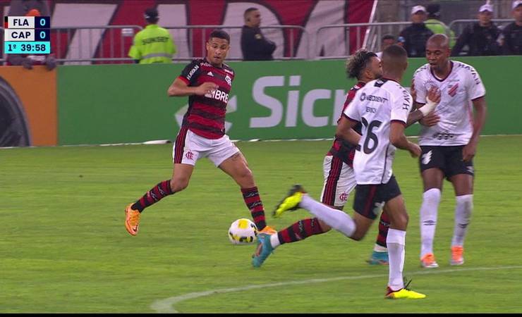 Central do Apito vê cartão amarelo justo para Gabigol em lance com Fernandinho em Flamengo x Athletico-PR