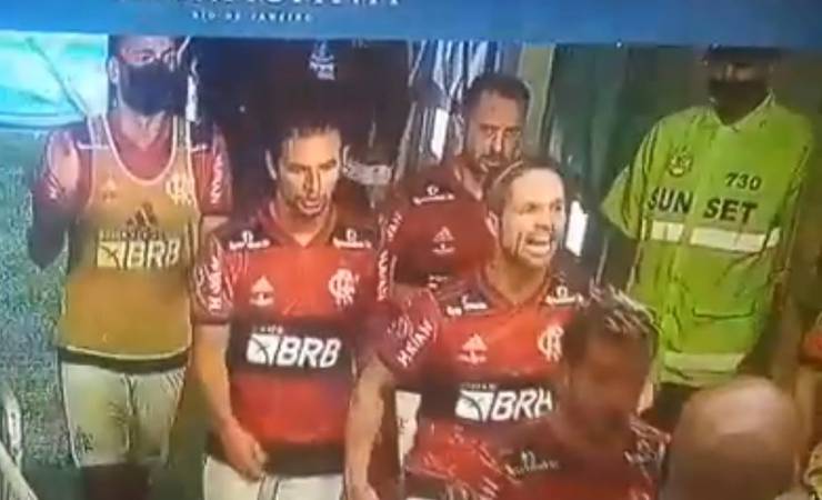Flamengo x Fluminense: na saída para o intervalo, Diego dá bronca em Gabigol: "Para com essa p..."