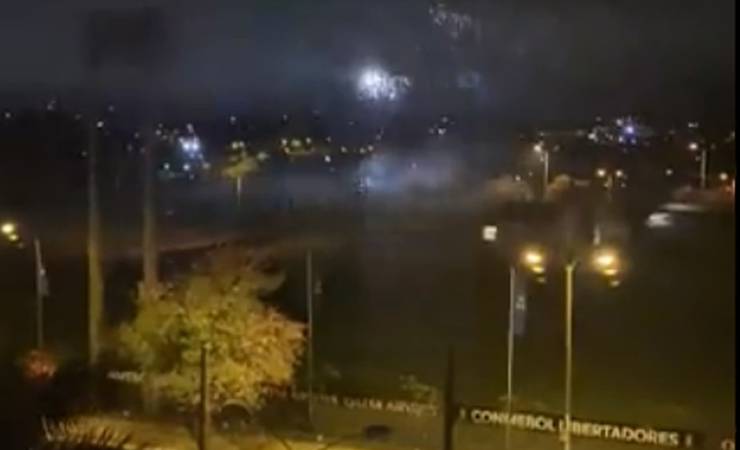 Marcos Braz filma foguetório em frente ao hotel do Flamengo em Assunção: "Segue o jogo"