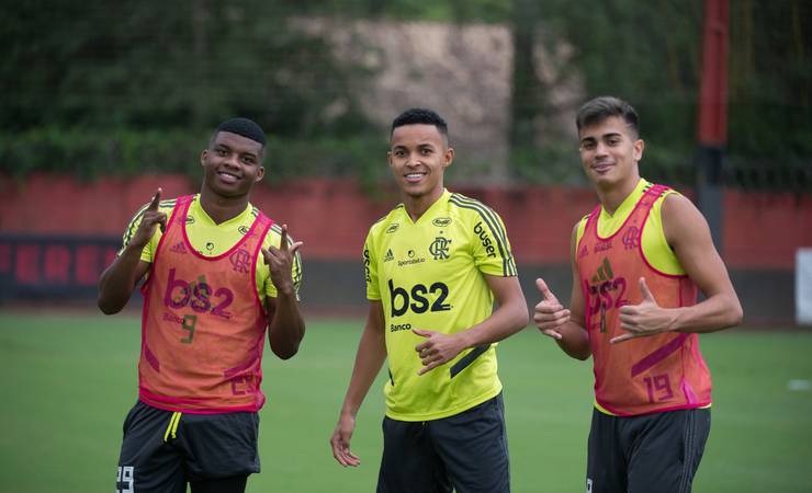 Após ser herói do título mundial sub-17, Lázaro treina com o time profissional do Flamengo