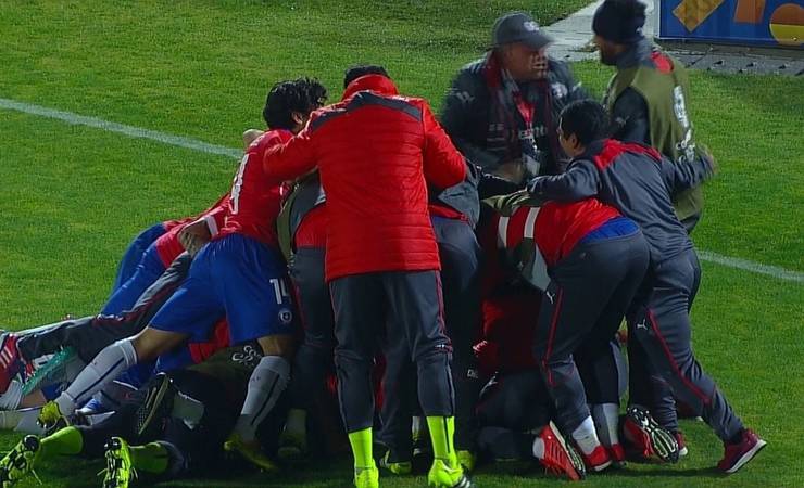 Ofensividade e vigor físico: veja características de Isla, lateral-direito pretendido pelo Flamengo