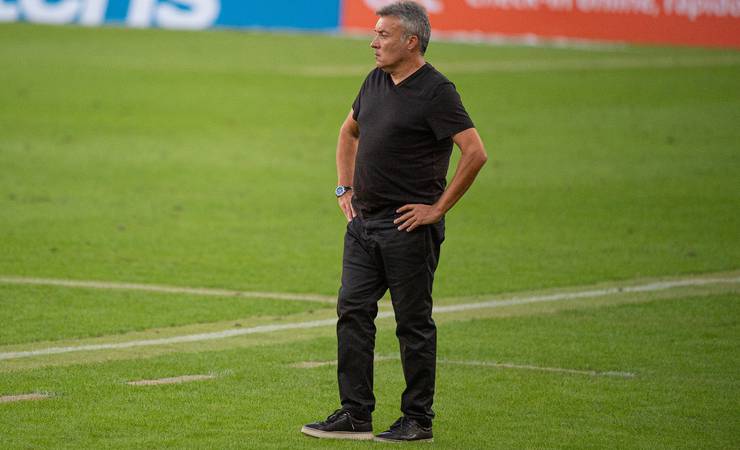 Poucos gritos e muita conversa com os laterais: a estreia de Dome no Maracanã pelo Flamengo