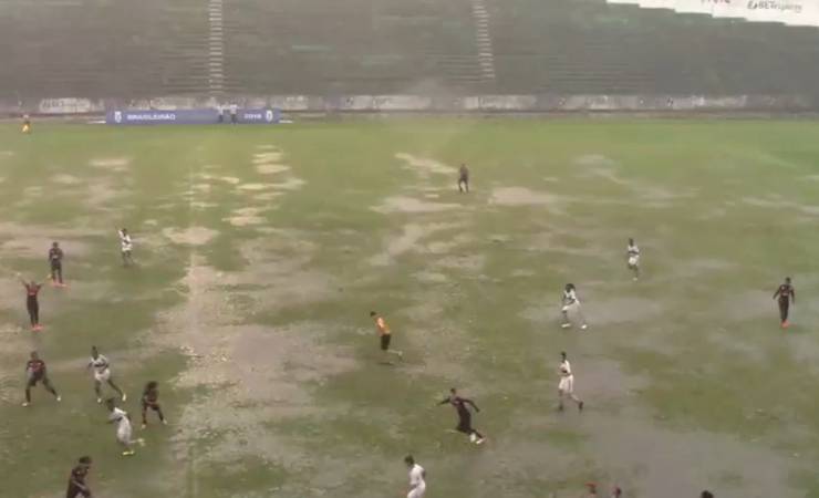 Dilúvio interrompe jogo do Brasileiro Feminino Sub-18 entre Vitória e Flamengo