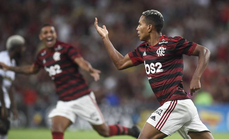 Após teste positivo para Covid-19, João Lucas é retirado da lista do Flamengo para final