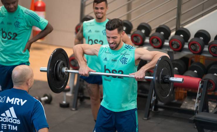 Pablo Marí volta a treinar no Flamengo; negociação com o Arsenal continua