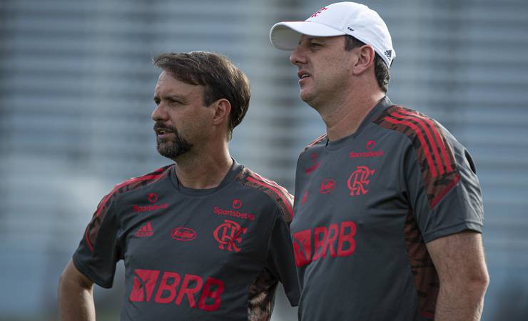 Comandante da garotada, Mauricio Souza exalta Rogério Ceni e vê jovens do Flamengo em evolução