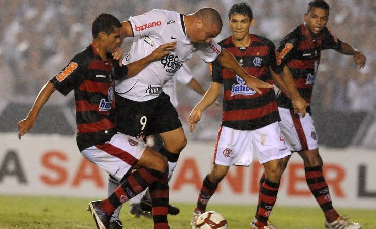 Rivais nas quartas da Libertadores, Flamengo leva vantagem sobre Corinthians em duelos mata-mata