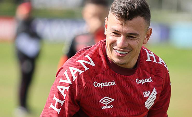 Athletico-PR notifica o Flamengo e exerce cláusula para ficar em definitivo com Hugo Moura