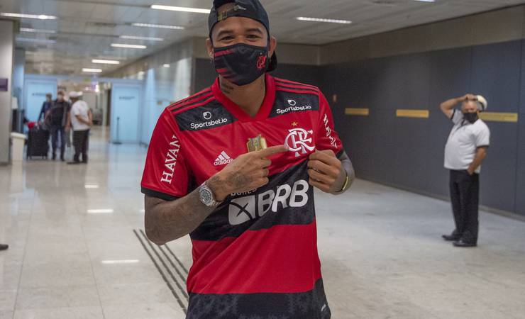 Kenedy chega ao Brasil, veste a camisa do Flamengo e será apresentado às 11h30