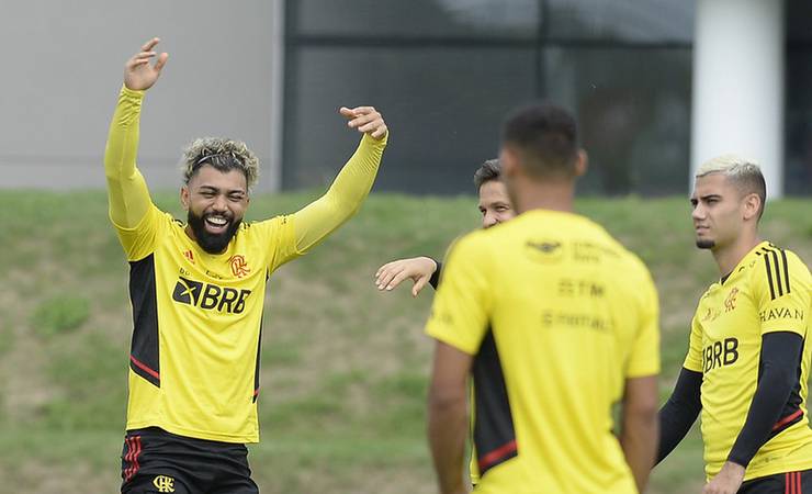 Com retornos de Gabigol e Arrascaeta, Flamengo embarca para Argentina de olho em vaga antecipada
