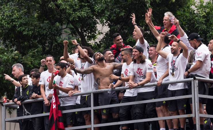 Pode levantar a plaquinha: Gabigol rege festa do Flamengo para multidão; PM tem trabalho
