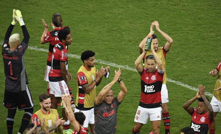 No Mané Garrincha, torcida do Flamengo dá apoio a Diego Alves e canta: "O campeão voltou!"