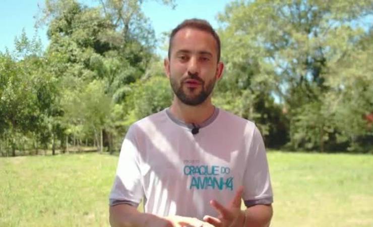 Everton Ribeiro, do Flamengo, cria projeto social em terra natal e homenageia primeiro treinador