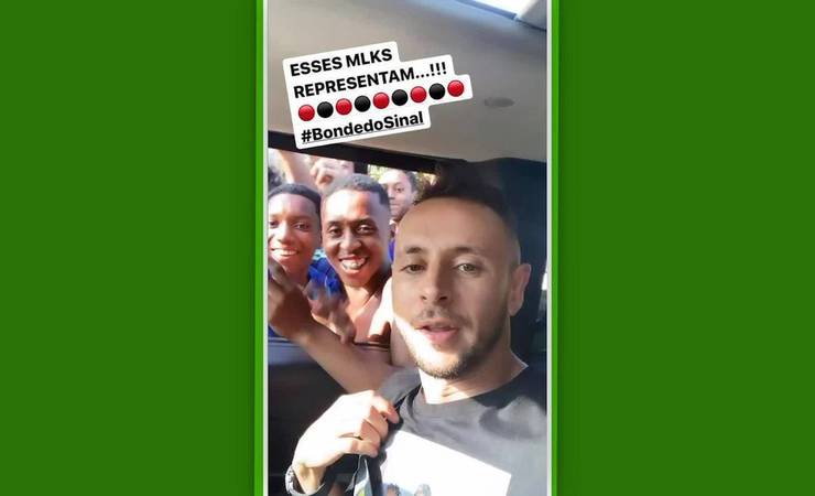 De volta ao Flamengo após cirurgia, Rafinha canta com garotos em sinal de trânsito