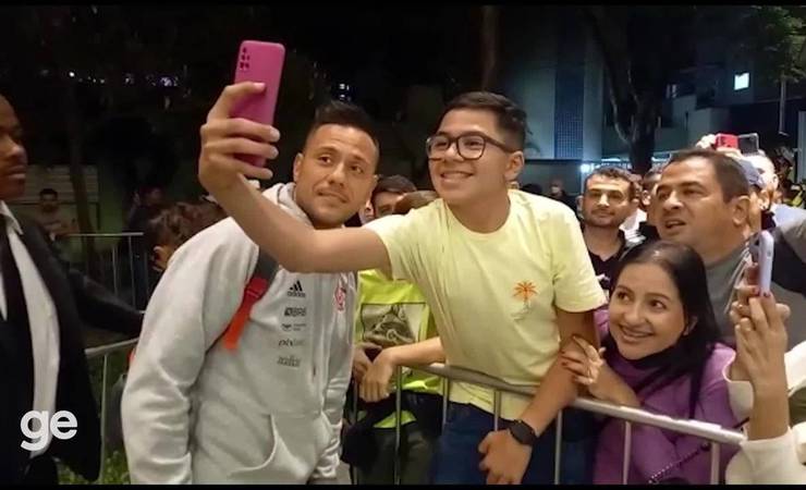 Com Diego Alves nos braços da torcida, Flamengo chega a BH para o duelo com Galo