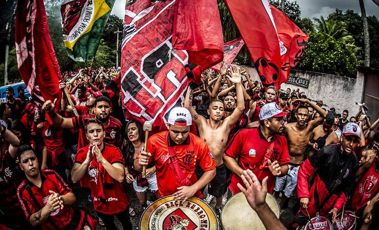 Torcedores do Flamengo se mobilizam para dar apoio ao time antes da final da Copa do Brasil