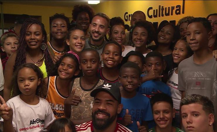 Lives e visitas a favelas: como Everton Ribeiro se aproximou do AfroReggae e deu voz contra o racismo