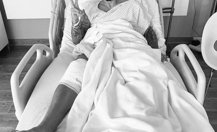 Após artroscopia no joelho, Pedro, do Flamengo, inicia tratamento e realiza fisioterapia em casa