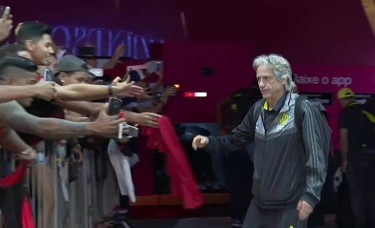 Com corredor de torcedores na porta do hotel, Flamengo chega a Brasília para o clássico