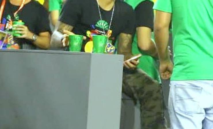 Gabigol comemora título da Taça Guanabara em camarote na Sapucaí