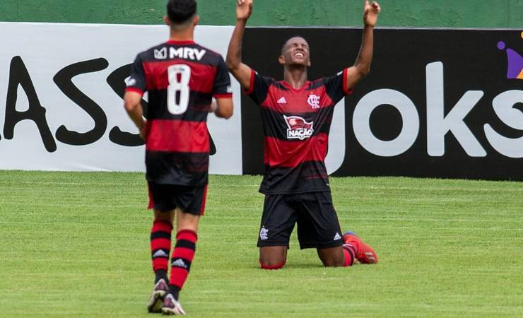 Por sonho da mãe e memória do pai, meia se destaca e ganha espaço na base do Flamengo