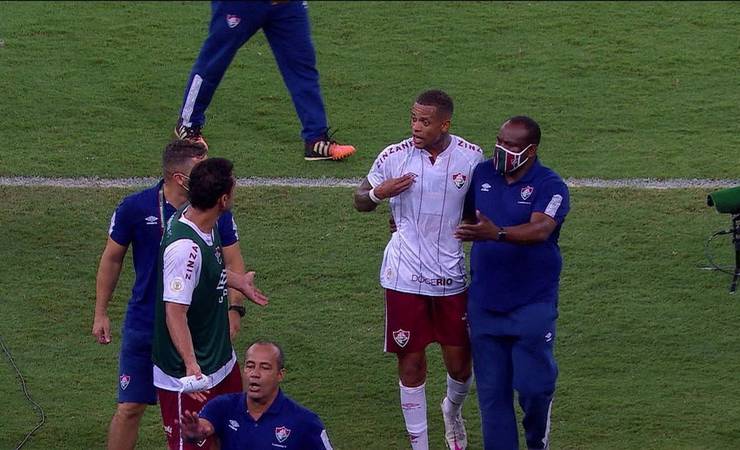 Caio Paulista responde a Filipe Luís em campo: "Perderam porque você errou, não porque fiquei caído"