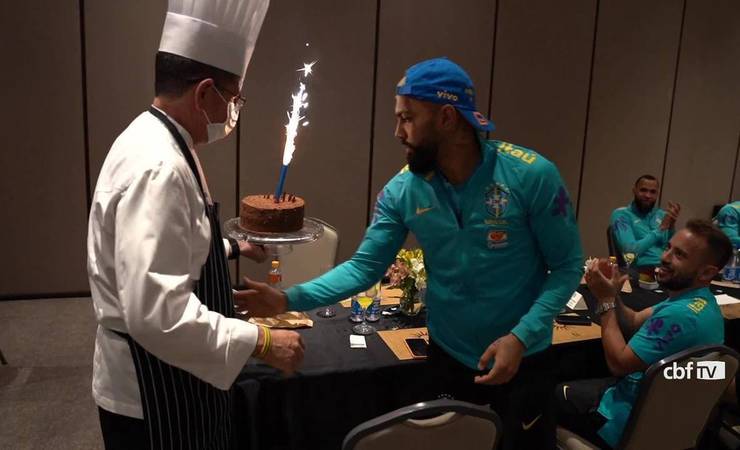 Gabigol completa 25 anos, ganha bolo de aniversário e parabéns com a seleção brasileira em SP