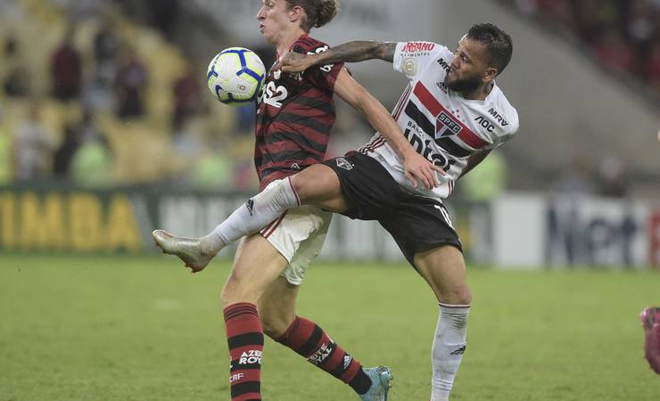 Filipe Luís reclama de excesso de atendimentos a jogadores do São Paulo contra Flamengo