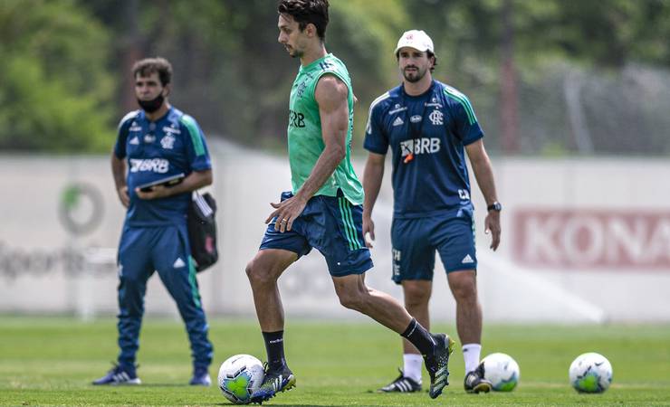Rodrigo Caio realiza parte de treino com o grupo do Flamengo e avança em programação para voltar a jogar