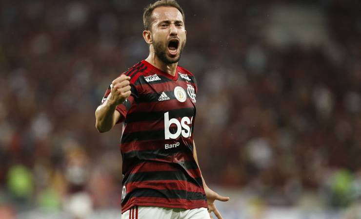 Everton Ribeiro se preocupa com fuso horário e alerta que foco do Flamengo tem de estar na semifinal
