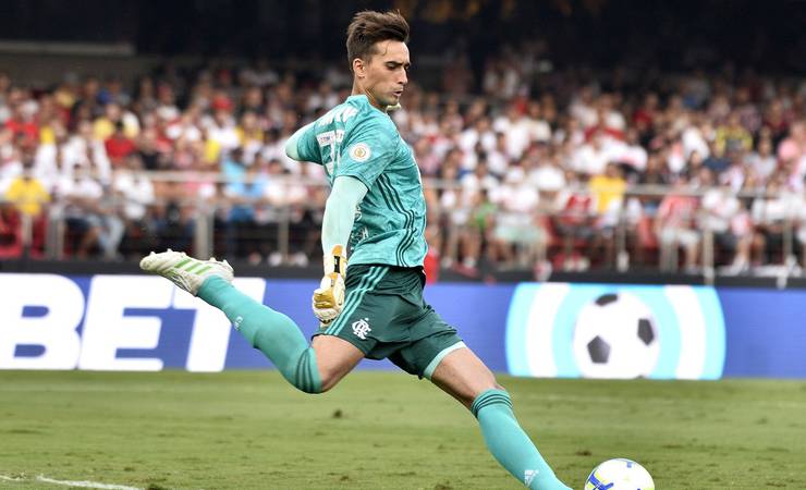 Diego Alves segue fora contra a Chape, e César ganha pontos no gol do Flamengo