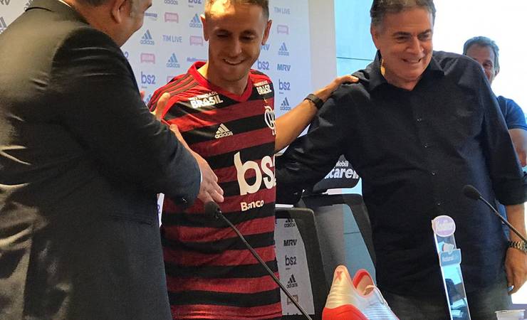 Após 14 anos na Europa, Rafinha cita peso do Flamengo na escolha: "Vim para ganhar títulos"