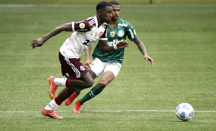 Líder em desarmes do Flamengo contra o Palmeiras, Ramon credita evolução defensiva a Filipe Luis e Renê