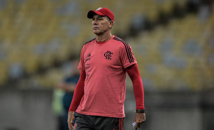 Análise: mais organizado, mas ainda pouco criativo, Flamengo vê pênalti desamarrar jogo contra o Bahia