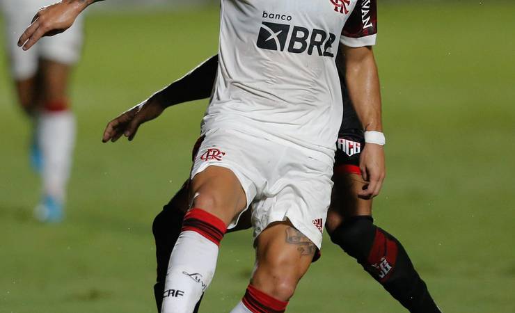 Imune aos protestos, Arrascaeta prega união para o Flamengo superar desconfiança: "Acreditamos no elenco"