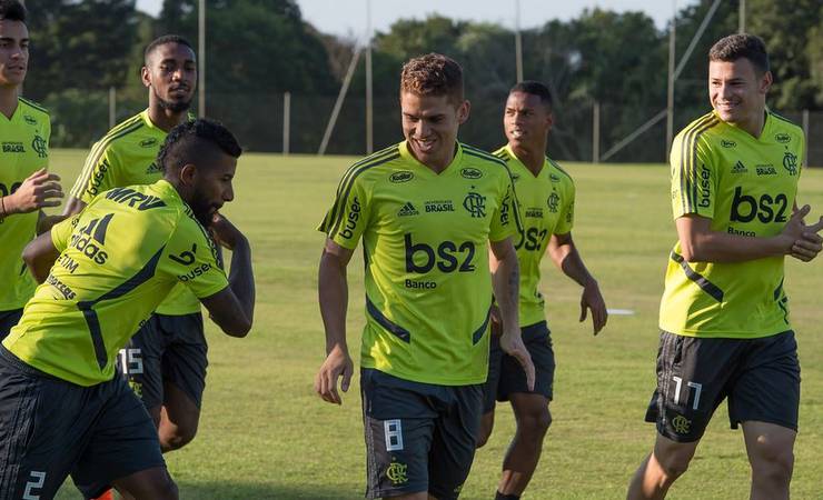 Após polêmica, Cuéllar reaparece sorridente em campo, e Flamengo encerra preparação contra o Inter