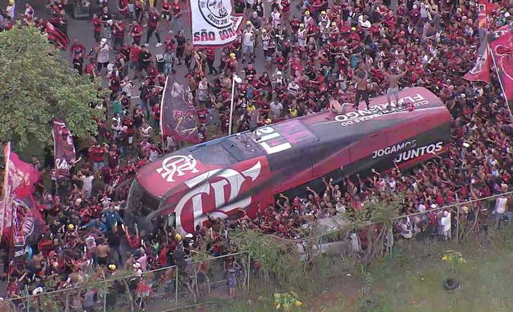Abraçado pela torcida, Flamengo inicia viagem para a final da Libertadores com escala em Porto Alegre