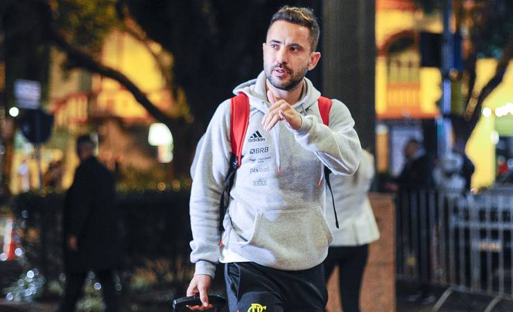 Flamengo desembarca em Porto Alegre para duelo com Inter; time encontra Dorival no fim da noite