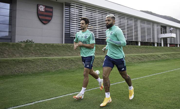 Rodrigo Caio e Gabigol realizam parte de treino com elenco do Flamengo; dupla ainda é dúvida contra o Santos