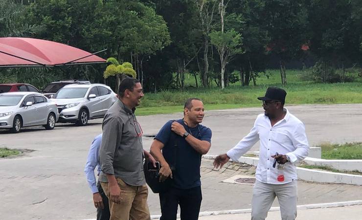 Pai de Neymar visita o Ninho do Urubu para "estreitar relações"