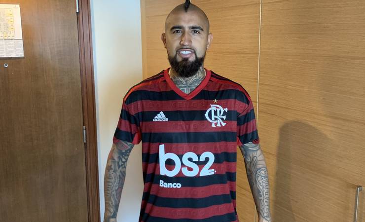 Estrela do Chile, Vidal ganha camisa do Flamengo e agradece: "Lindo presente"