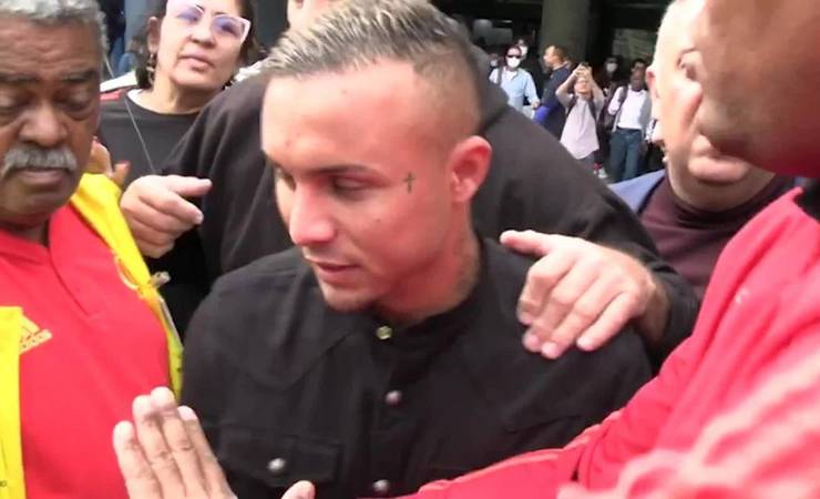 Everton Cebolinha desembarca no Rio para assinar com o Flamengo e diz que ainda sonha com a Copa