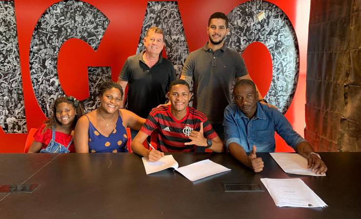 Flamengo renova contrato com Caio Roque, lateral do sub-20, até 2024; multa é de R$ 348 milhões